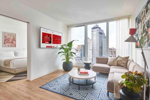 Suite con terraza del hotel Virgin Hotels New York City. Foto 2