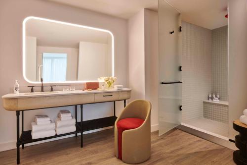 Suite con terraza del hotel Virgin Hotels New York City. Foto 3