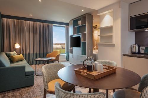 Suite Estudio con cama extragrande y sofá cama - Adaptada para personas con movilidad reducida del hotel Staybridge Suites London Heathrow - Bath Road, an IHG Hotel. Foto 2