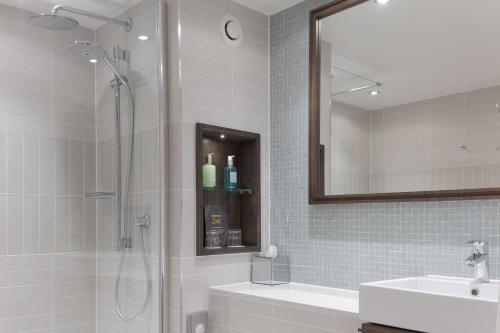 Suite de 1 dormitorio - 1 cama extragrande del hotel Staybridge Suites London Heathrow - Bath Road, an IHG Hotel. Foto 24