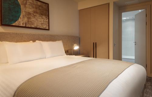 Suite de 1 dormitorio - 1 cama extragrande del hotel Staybridge Suites London Heathrow - Bath Road, an IHG Hotel. Foto 26