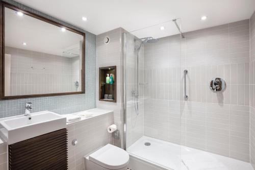Suite de 1 dormitorio con sofá cama - Cama extragrande del hotel Staybridge Suites London Heathrow - Bath Road, an IHG Hotel. Foto 13