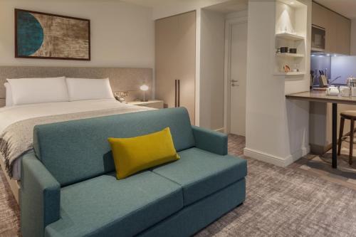 Suite Estudio con cama extragrande del hotel Staybridge Suites London Heathrow - Bath Road, an IHG Hotel. Foto 26