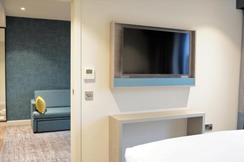 Suite de 1 dormitorio - 1 cama extragrande del hotel Staybridge Suites London Heathrow - Bath Road, an IHG Hotel. Foto 30