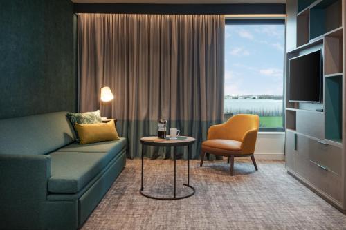 Suite Estudio con cama extragrande y sofá cama - Adaptada para personas con movilidad reducida del hotel Staybridge Suites London Heathrow - Bath Road, an IHG Hotel. Foto 15