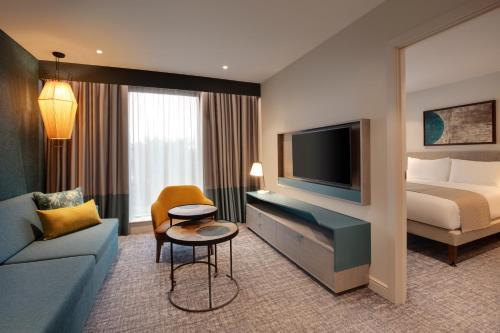 Suite de 1 dormitorio con sofá cama - Cama extragrande del hotel Staybridge Suites London Heathrow - Bath Road, an IHG Hotel. Foto 19