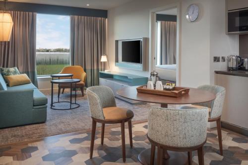 Suite de 1 dormitorio con sofá cama - Cama extragrande del hotel Staybridge Suites London Heathrow - Bath Road, an IHG Hotel. Foto 21