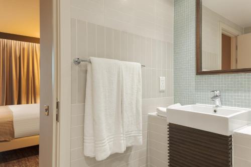 Suite de 1 dormitorio con sofá cama - Cama extragrande del hotel Staybridge Suites London Heathrow - Bath Road, an IHG Hotel. Foto 24