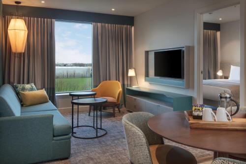 Suite de 1 dormitorio con sofá cama - Cama extragrande del hotel Staybridge Suites London Heathrow - Bath Road, an IHG Hotel. Foto 25