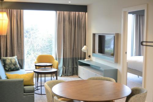 Suite de 1 dormitorio con sofá cama - Cama extragrande del hotel Staybridge Suites London Heathrow - Bath Road, an IHG Hotel. Foto 27