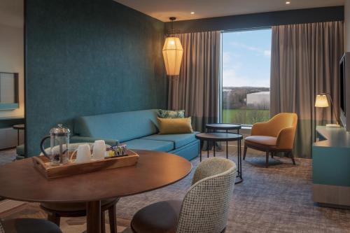 Suite de 1 dormitorio con sofá cama - Cama extragrande del hotel Staybridge Suites London Heathrow - Bath Road, an IHG Hotel. Foto 29
