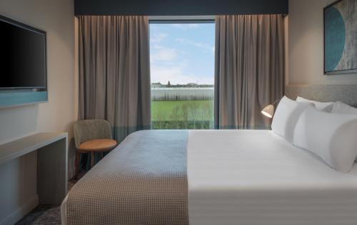 Suite de 1 dormitorio con sofá cama - Cama extragrande del hotel Staybridge Suites London Heathrow - Bath Road, an IHG Hotel. Foto 31