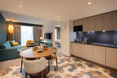 Suite de 1 dormitorio con sofá cama - Cama extragrande del hotel Staybridge Suites London Heathrow - Bath Road, an IHG Hotel. Foto 32