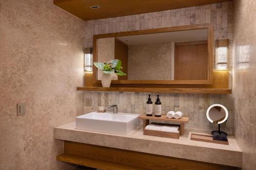 Suite Junior con cama extragrande del hotel Impression Isla Mujeres by Secrets – Adults only – All Inclusive. Foto 1