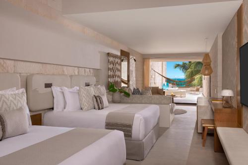 Suite Doble Junior Signature con bañera de hidromasaje y vistas al océano del hotel Impression Isla Mujeres by Secrets – Adults only – All Inclusive. Foto 1