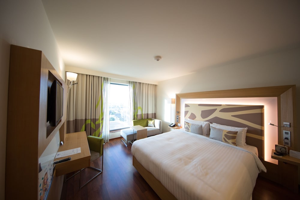 Habitación Ejecutiva con Cama King - Vistas a la Piscina Aqua del hotel Novotel Chennai Omr. Foto 1