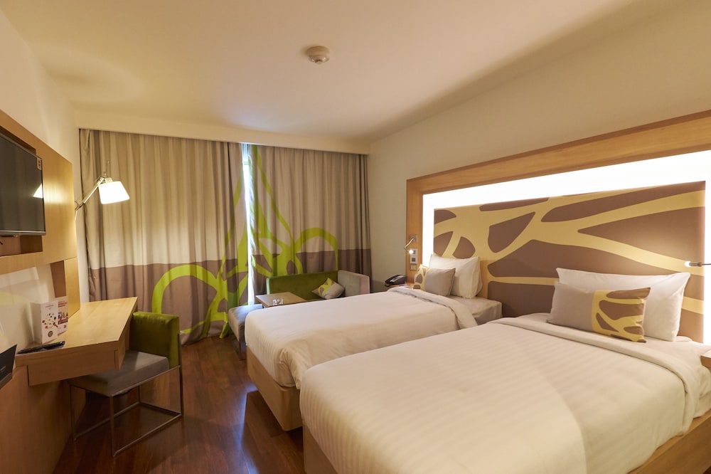 Habitación Ejecutiva con Cama King - Vistas a la Piscina Aqua del hotel Novotel Chennai Omr. Foto 7