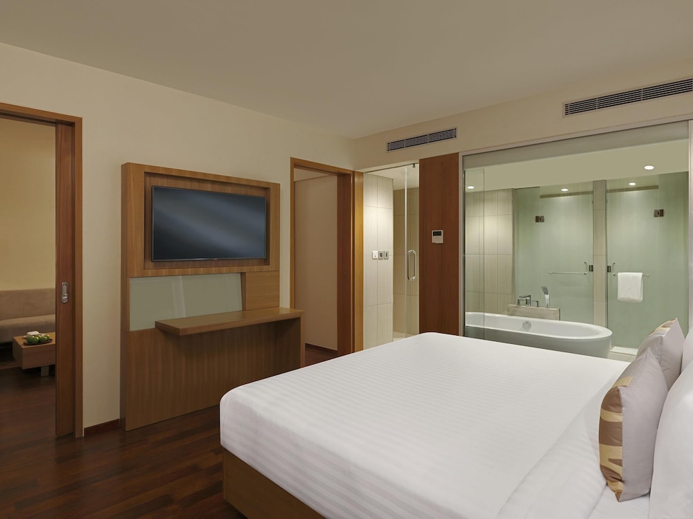 Suite Ejecutiva con Cama King - Salón Independiente - Bañera del hotel Novotel Chennai Omr