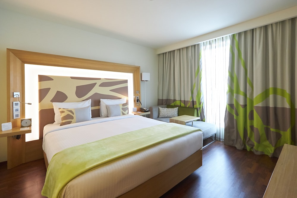Suite Ejecutiva con Cama King - Salón Independiente - Bañera del hotel Novotel Chennai Omr. Foto 3