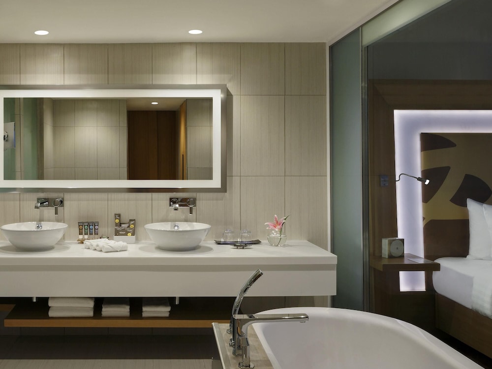 Suite Ejecutiva con Cama King - Salón Independiente - Bañera del hotel Novotel Chennai Omr. Foto 6
