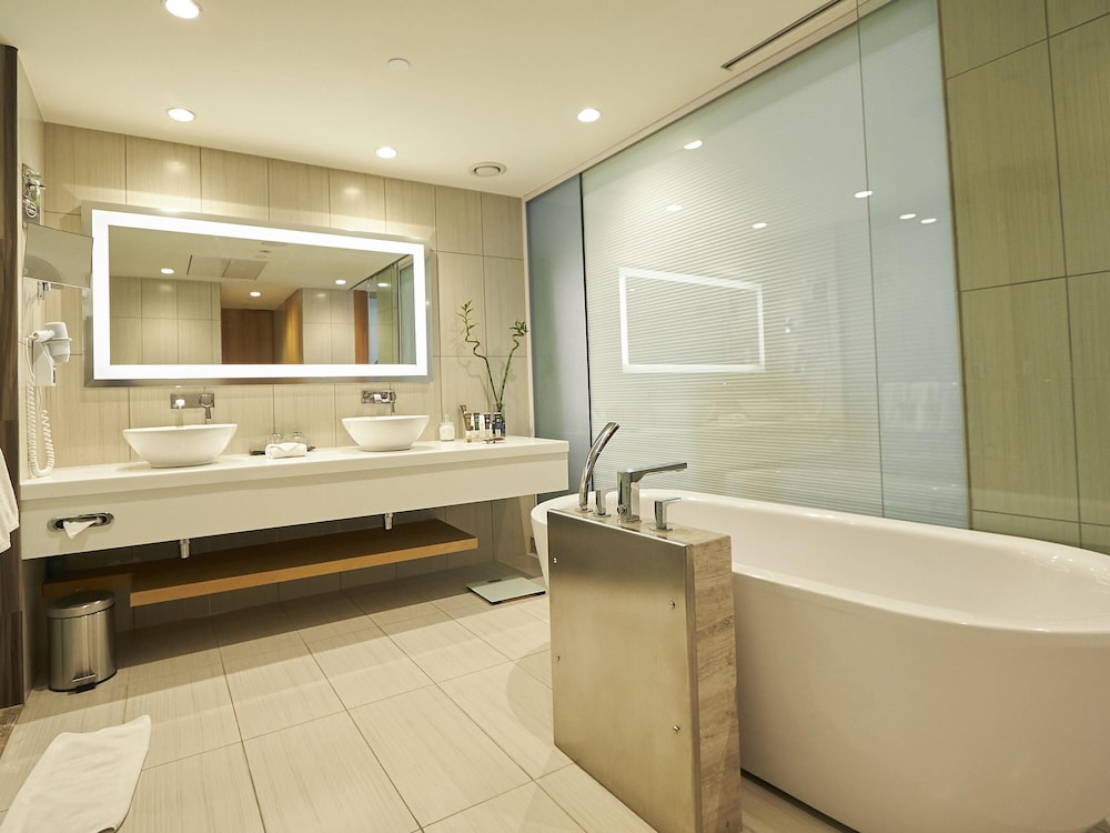 Suite Ejecutiva con Cama King - Salón Independiente - Bañera del hotel Novotel Chennai Omr. Foto 8