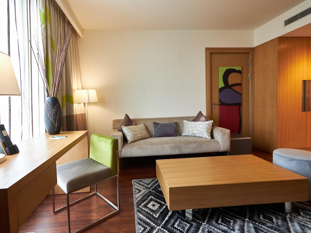 Suite Ejecutiva con Cama King - Salón Independiente - Bañera del hotel Novotel Chennai Omr. Foto 9
