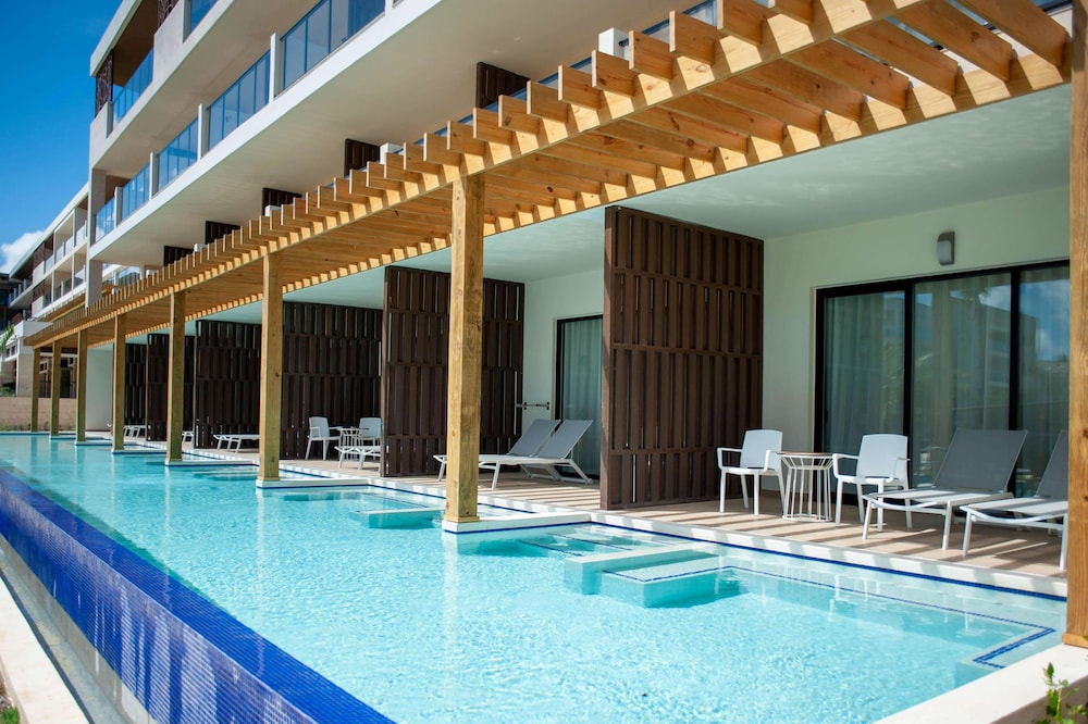 Habitación junior doble, acceso a la piscina, vistas al jardín del hotel Serenade All Suites - Adults Only Resort. Foto 11