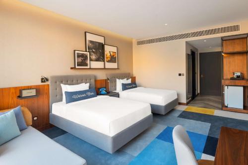 Artist Double Room with Two Double Beds and Theme Park Access del hotel The Wb Abu Dhabi, Curio Collection By Hilton. Foto 2
