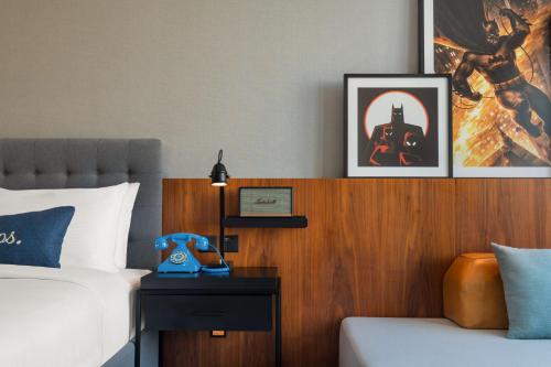 Directors King Room with Theme Park Access del hotel The Wb Abu Dhabi, Curio Collection By Hilton