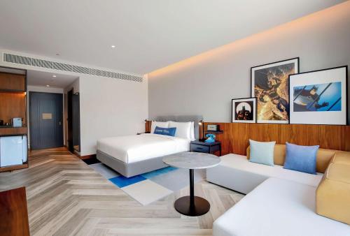 Directors King Room with Theme Park Access del hotel The Wb Abu Dhabi, Curio Collection By Hilton. Foto 9
