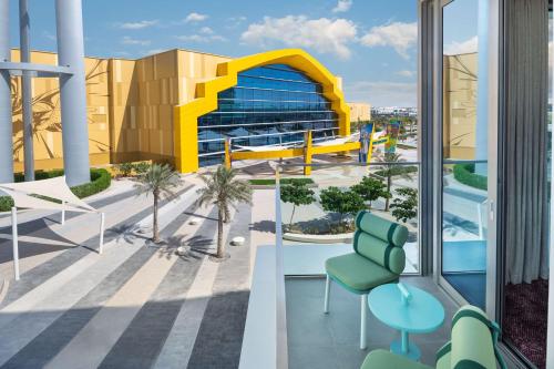 Producers King Suite with Theme Park Access del hotel The Wb Abu Dhabi, Curio Collection By Hilton. Foto 2