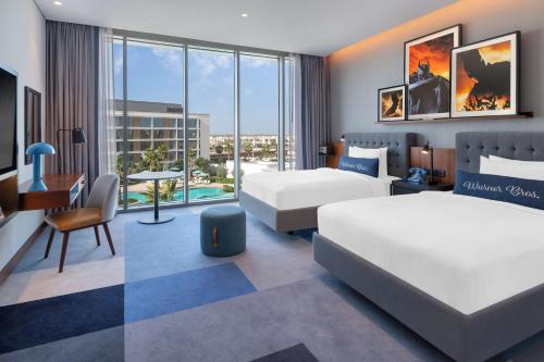 Artist Double Room with Two Double Beds, Pool View, and Theme Park Access del hotel The Wb Abu Dhabi, Curio Collection By Hilton. Foto 2