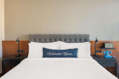 Artist King Room with Pool View and Theme Park Access del hotel The Wb Abu Dhabi, Curio Collection By Hilton