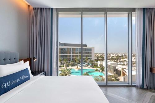 Artist King Room with Pool View and Theme Park Access del hotel The Wb Abu Dhabi, Curio Collection By Hilton. Foto 1