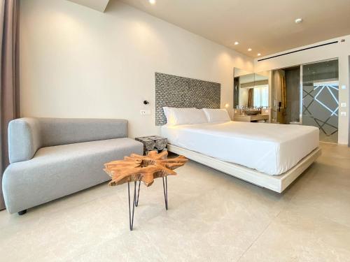 Habitación con cama grande y vistas al mar del hotel Hotel Cádiz Bahía By Q Hotels