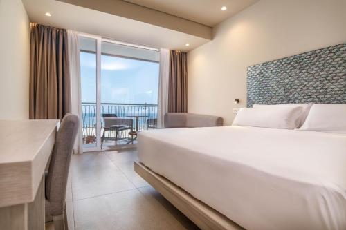 Habitación con cama grande y vistas al mar del hotel Hotel Cádiz Bahía By Q Hotels. Foto 1