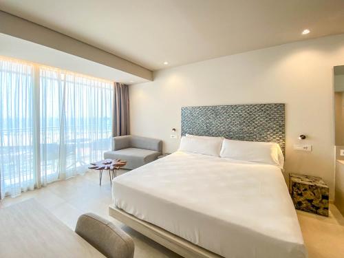 Habitación con cama grande y vistas al mar del hotel Hotel Cádiz Bahía By Q Hotels. Foto 2