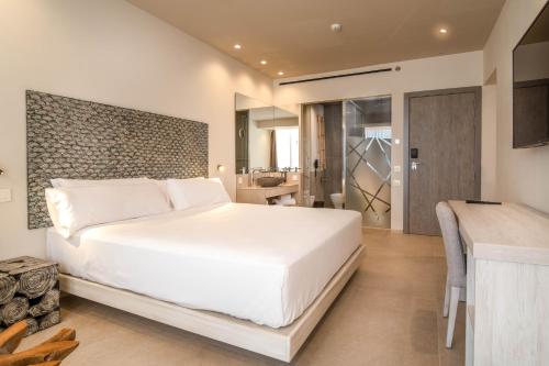 Habitación con cama grande y vistas al mar del hotel Hotel Cádiz Bahía By Q Hotels. Foto 4