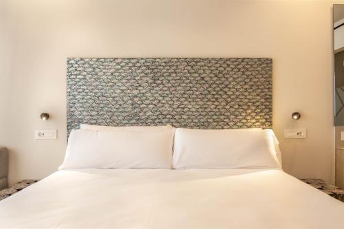 Habitación con cama grande y vistas al mar del hotel Hotel Cádiz Bahía By Q Hotels. Foto 5