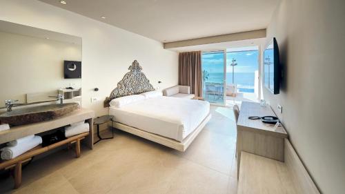 Habitación Doble Deluxe con vistas al mar del hotel Hotel Cádiz Bahía By Q Hotels. Foto 1