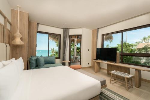 Suite de 1 dormitorio con cama grande y vistas al océano del hotel Holiday Inn Resort Samui Bophut Beach, an IHG Hotel. Foto 1
