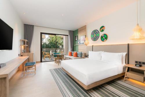 Habitación Estándar con cama extragrande y balcón del hotel Holiday Inn Resort Samui Bophut Beach, an IHG Hotel. Foto 1