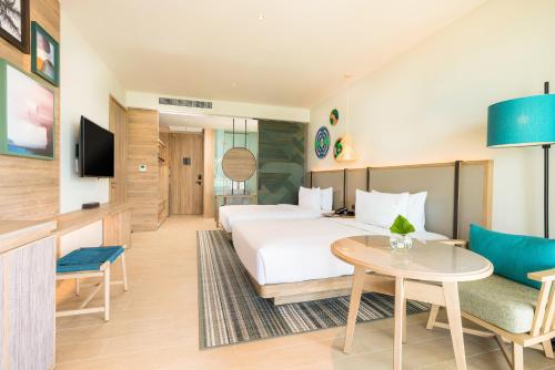 Standard Double Room with Two Double Beds and Balcony - Ocean View del hotel Holiday Inn Resort Samui Bophut Beach, an IHG Hotel. Foto 5