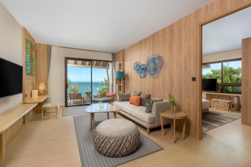 Suite de 1 dormitorio con cama grande y vistas al océano del hotel Holiday Inn Resort Samui Bophut Beach, an IHG Hotel. Foto 1