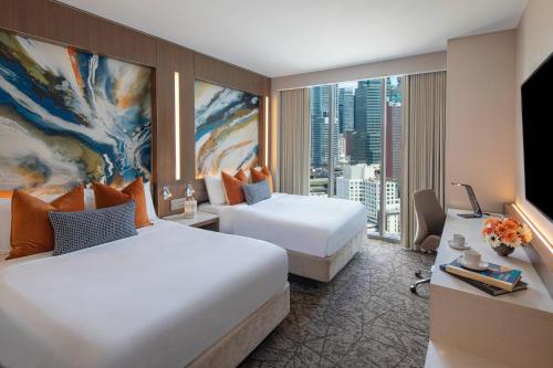 Habitación con 2 camas grandes y vistas a la ciudad del hotel Courtyard by Marriott New York Manhattan/Midtown West. Foto 2