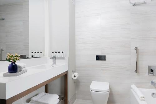 Habitación Primary con ducha adaptada para silla de ruedas - 2 camas grandes - Adaptada para personas de movilidad reducida del hotel Courtyard by Marriott New York Manhattan/Midtown West