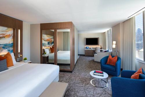 Suite con 1 cama extragrande, sofá cama y vistas a la ciudad del hotel Courtyard by Marriott New York Manhattan/Midtown West. Foto 2