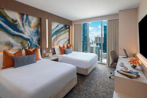 Habitación con 2 camas grandes y vistas a la ciudad del hotel Courtyard by Marriott New York Manhattan/Midtown West. Foto 3