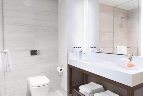 Habitación Principal con cama extragrande - Adaptada para personas con discapacidad auditiva del hotel Courtyard by Marriott New York Manhattan/Midtown West. Foto 1