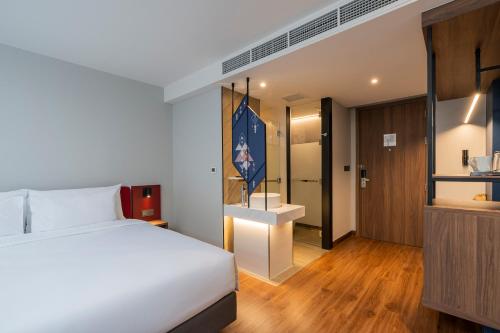 Habitación Superior con cama extragrande del hotel Centara Life Hotel Bangkok Phra Nakhon. Foto 5